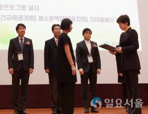 왼쪽 김연주 고산건강생활지원센터장, 오른쪽 강은희 교육감. 사진=수성구청