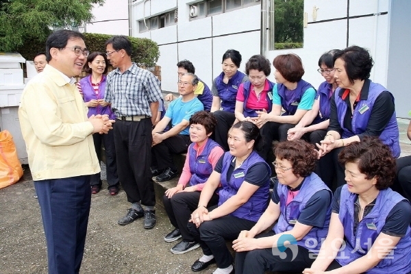 허성무 창원시장이 청사용역 근로자와 대화 @창원시 제공