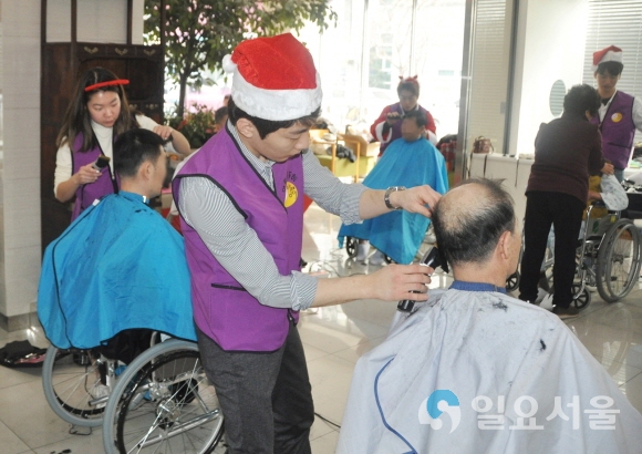 담쟁이 봉사단 회원들이 대구보건대학교병원에서 미용 봉사활동을 펼치고 있다. 사진제공=대구보건대