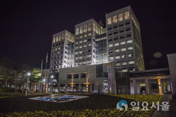 진주시 청사 야간 경관조명 매력적 변신 @ 진주시 제공