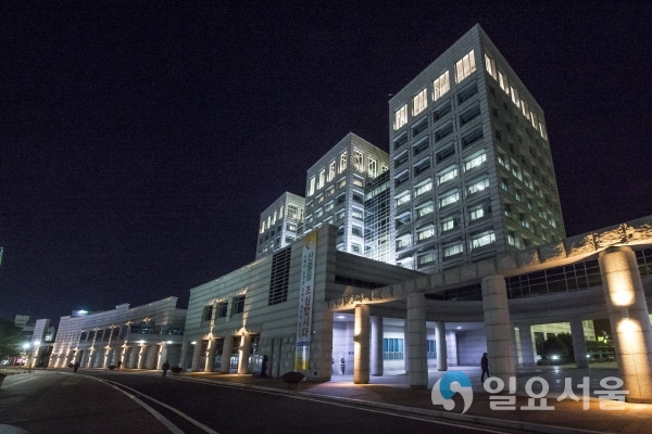 진주시 청사 야간 경관조명 매력적 변신 @ 진주시 제공