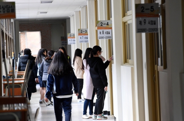 수능 시험장 확인하는 고3 수험생들 [뉴시스]