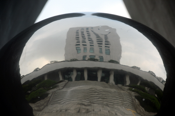 서울 서초구 대검찰청 조형물에 비친 검찰 청사 <뉴시스>