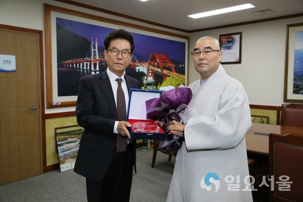 신해사 회주무공 스님에 특별봉사상 수여 @ 사천시 제공