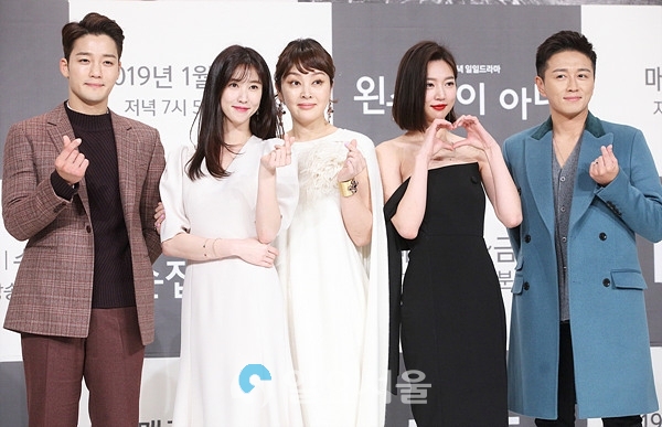 드라마 왼손잡이 아내 제작발표회에 참석한 주요출연자 김진우-이수경-이승연-하연주-진태현