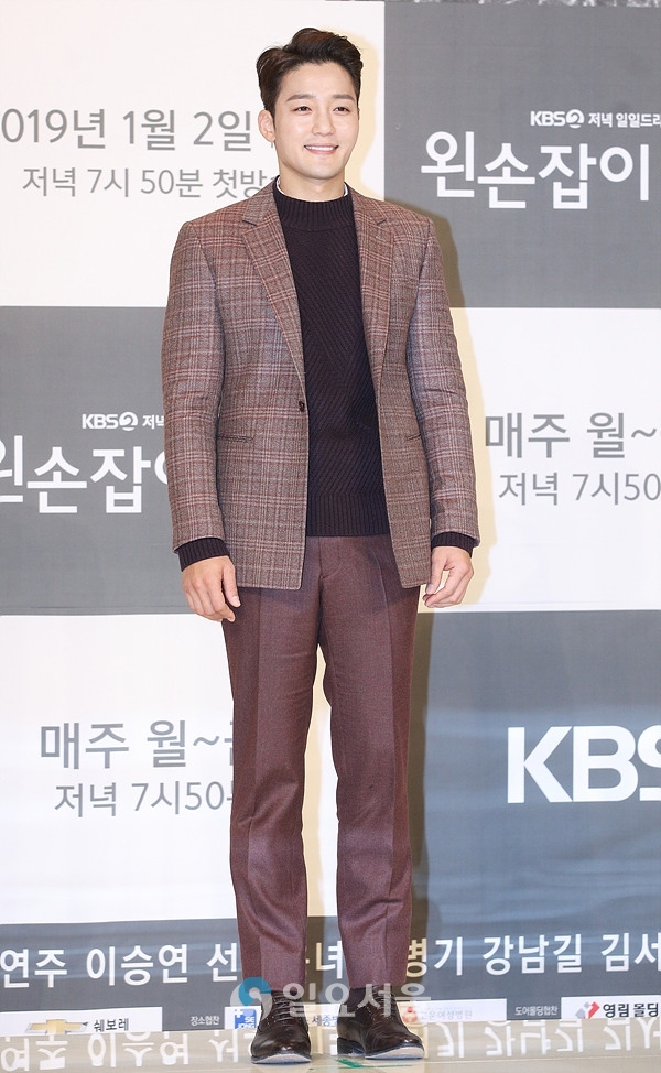 드라마 왼손잡이 아내 제작발표회에 참석한 김진우