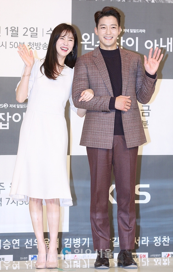 드라마 왼손잡이 아내 제작발표회에 참석한 이수경-김진우
