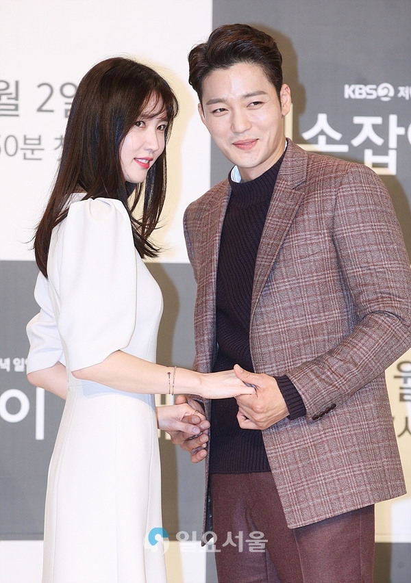 드라마 왼손잡이 아내 제작발표회에 참석한 이수경-김진우