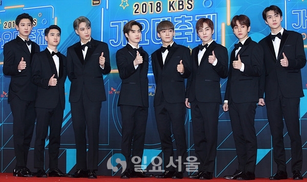 2018 KBS가요대축제 레드카펫 행사에 참석한 엑소(EXO)