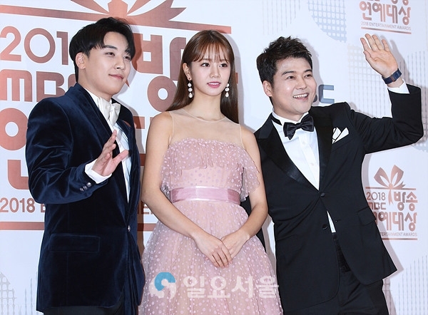 2018 MBC 방송연예대상 포토월 행사에 참석한 승리-혜리-전현무