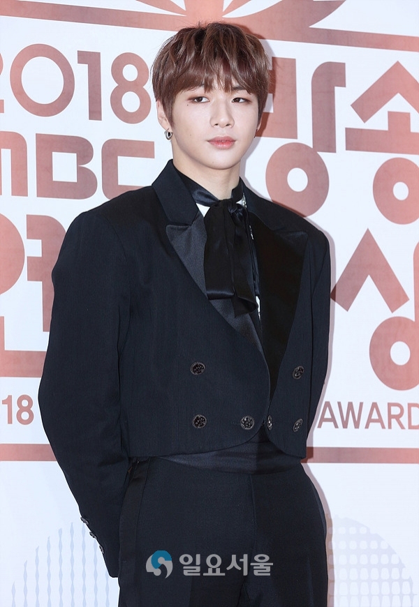 2018 MBC 방송연예대상 포토월 행사에 참석한 강다니엘