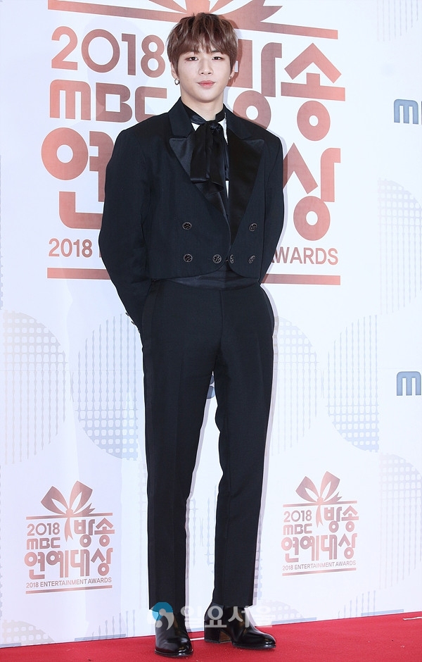 2018 MBC 방송연예대상 포토월 행사에 참석한 강다니엘