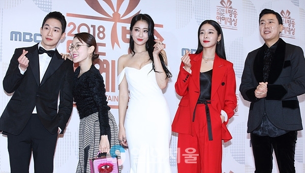 2018 MBC 방송연예대상 포토월 행사에 참석한 김정현-박슬기-경리-설인아-이상민