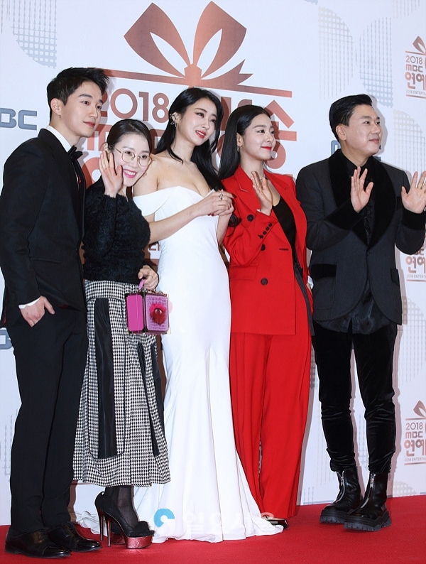 2018 MBC 방송연예대상 포토월 행사에 참석한 김정현-박슬기-경리-설인아-이상민