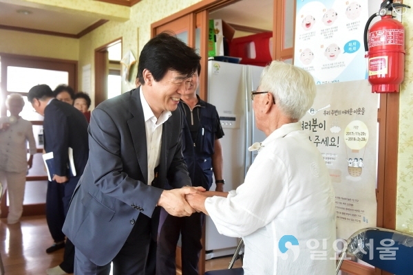 조규일 시장이 망경경로당 어르신과 약수하고 있다. @ 진주시 제공