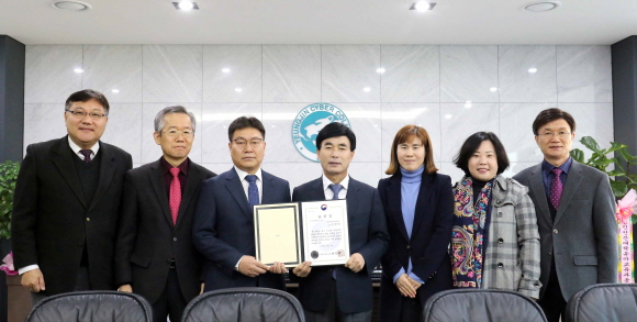 영진사이버대학교 전병현 교수가 부총리 겸 교육부장관 표창을 수상했다. 사진은 전병현 교수(왼쪽서 세 번째)가 조방제 총장 등 대학 보직교수들과 기념촬영을 하는 모습. 사진=영진전문대학교