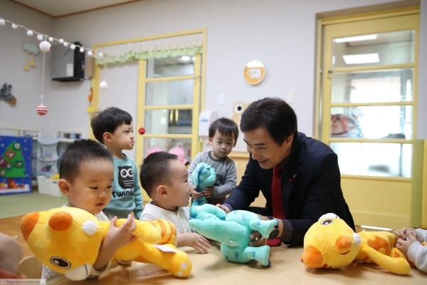 화성시청 내 직장어린이집에 방문한 서철모 화성시장