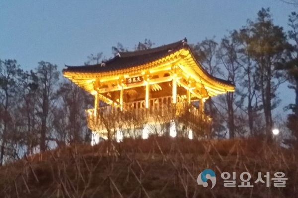 비봉산의 랜드마크인 대봉정 빛으로 밝힌다 @ 진주시 제공