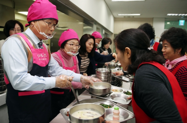 시무식을 마친 이승옥 강진군수가 노인복지시설을 찾아 배식봉사를 갖고 있다.