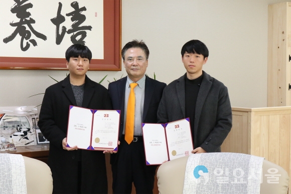 특별장학금을 받은 이상철(좌), 장세호(우) 학생과 정현태(한가운데) 총장. 사진제공=경일대
