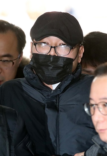 강북삼성병원 신경정신과에서 의사를 흉기로 살해한 피의자  A씨가 지난 2일 오후 서울 서초구 서울중앙지법에서 열리는 구속 전 피의자심문(영장실질심사)를 받기 위해 법정으로 들어가고 있다. [뉴시스]