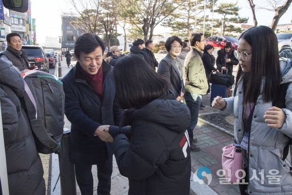 미국으로 겨율방학 해외영어캠프 환송하는 조규일 진주시장 @ 진주시 제공