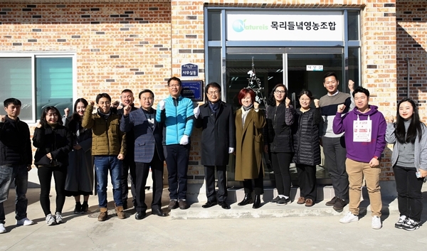 이승옥 강진군수와 김태중 네이처리스 대표가 전남도 고용우수기업 현판식을 하고 있다.