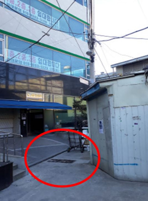 진입로를 막고 있는 무허가 콘테이너