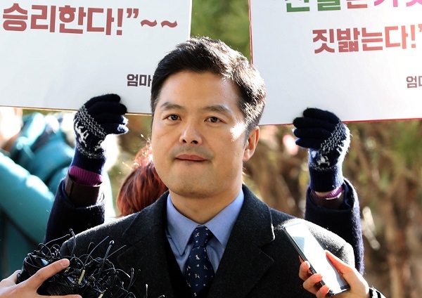 청와대 민간인 사찰 의혹 수사와 관련해 김태우 수사관이 지난 3일 오후 서울 송파구 서울동부지검으로 참고인 자격으로 조사를 받기 위해 출석해 기자들의 질문에 답하고 있다. [뉴시스]