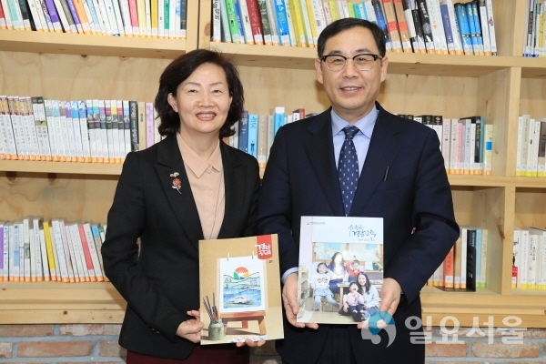 경상남도-경남도교육청홍보협업(좌 교육청 이삼이 홍보담당관, 우 경남도 김종순 공보관 @ 경상남도 제공