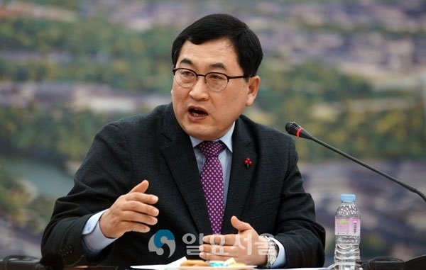 주낙영 경주시장이 7일 신년기자회견에서 6개 시정운영방향에 대해 밝히고 있다.