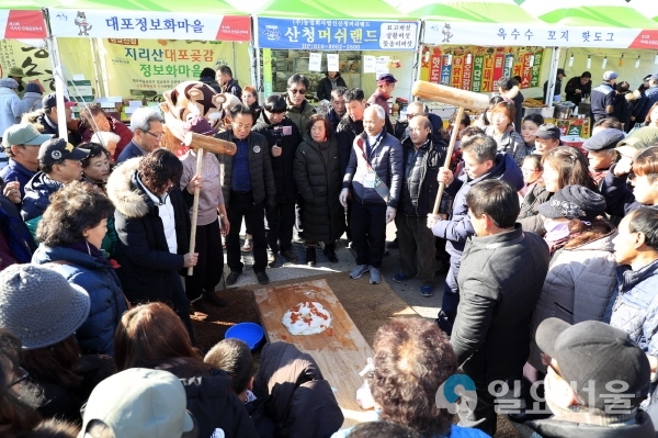 산청 곶감 축제 인파 떡메치기 체험 @ 산청군 제공