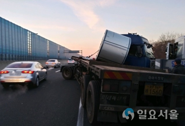 남해고속도로 사천IC 입구 승용차와 트레일러 사고