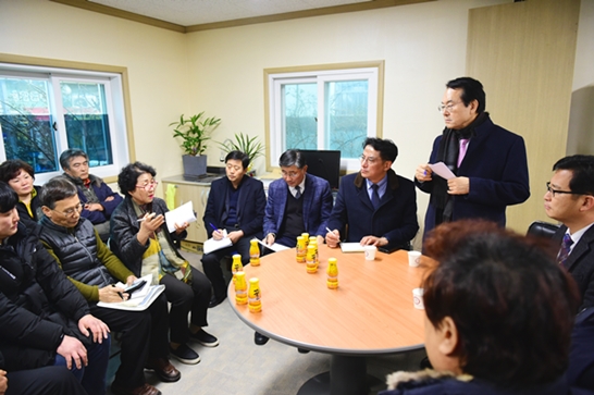 산정동 먹자골목 화재 피해 상인들과 복구지원 간담회를 개최하고 있다.