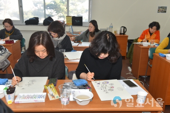 수채색연필을 이용해 국화를 그리고 있는 연수생들. 사진=대구한의대