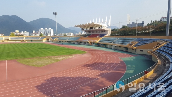 거제종합운동장 @ 거제시 제공