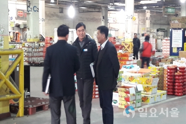 창원시농기센터 황규종 소장, 농산물도매시장 현장목소리 경청 @ 창원시 제공
