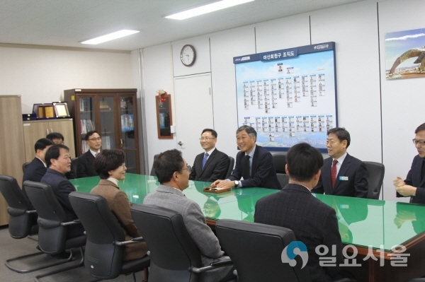 최옥환 마산회원구청장은 취임식을 마치고 간부 직원들과의 티타임에서 경제교통과는 물론 전부서가 경제살리기에 나서 줄 것을 당부했다. @ 창원시 제공