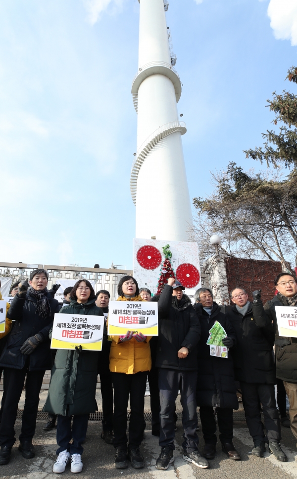 지난 1일 정의당 이정미 대표, 강은미 부대표, 추혜선 의원을 비롯한 정의당 지도부가 서울 양천구 서울에너지공사 목동열병합발전소 굴뚝 농성장 현장을 방문해 파인텍지회 조합원들과 구호를 외치고 있다. (사진-뉴시스)