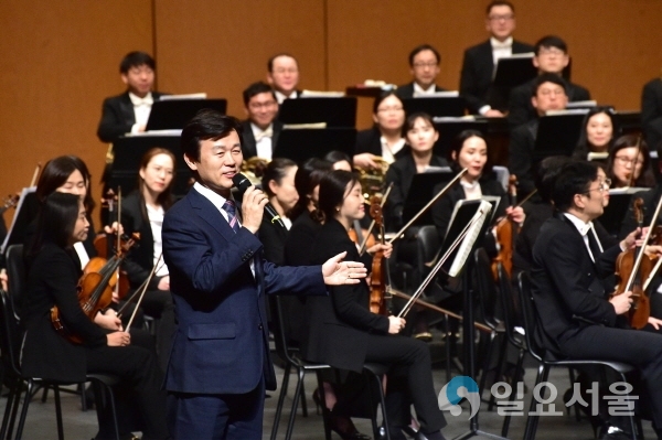 진주시립교향악단 제75회 정기연주회에서 조규일 진주시장 인사말을 하고 있다. @ 진주시 제공