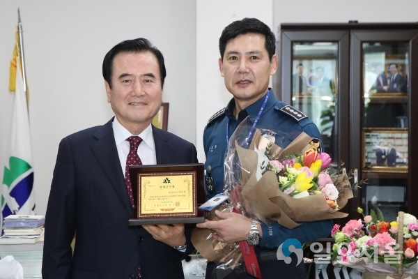 김동권 함양경찰서장 명예군민증 수여 @ 함양군 제공