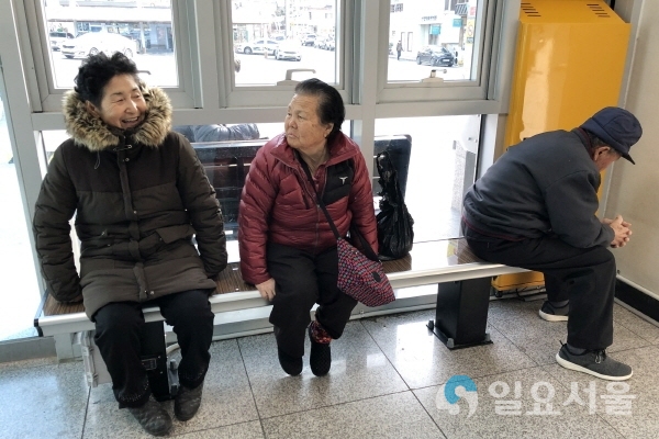 시외버스터미널 내 설치된 발열의자를 이용하는 주민들 @ 산청군 제공