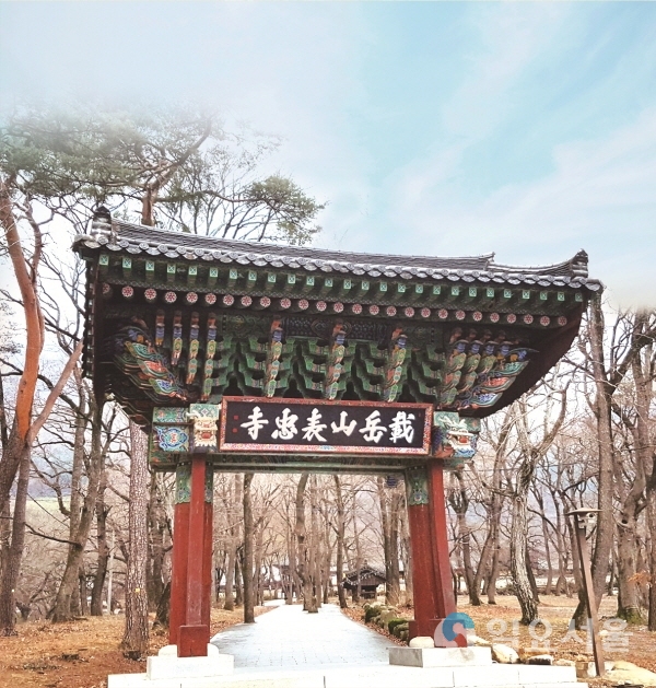 표충사일주문 @ 밀양시 제공