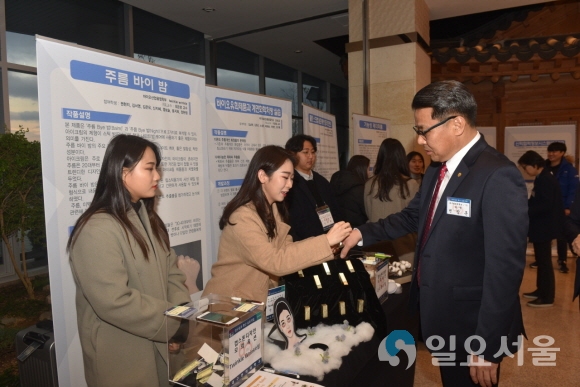 학생들이 개발한 시제품을 직접 체험하고 있는 변창훈 총장. 사진=대구한의대
