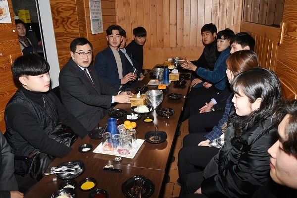 주낙영 경주시장이 지난 10일 동천동 소재 모 호프집에서 13명의 취업준비생들과치맥토크쇼를 가지고 있다.