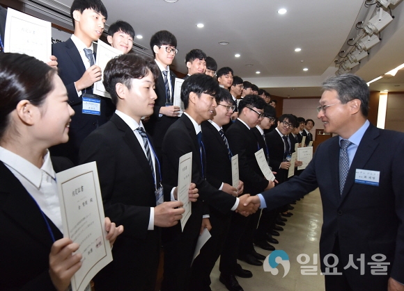 영진전문대학교가 취업률 79%로 대규모 졸업자 배출 전문대학 중 1위를 차지했다. 사진은 이 대학교 최재영 총장이 일본 (주)리크루트R&D스테핑에 취업 내정된 졸업예정 학생들을 격려하는 모습. 사진=영진전문대