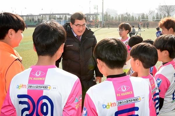 주낙영 경주시장이 지난 13일 ‘경주컵 2019 동계클럽 유소년 축구대회’가 열리고경기장을 찾아 선수들을 격려하고 있다.