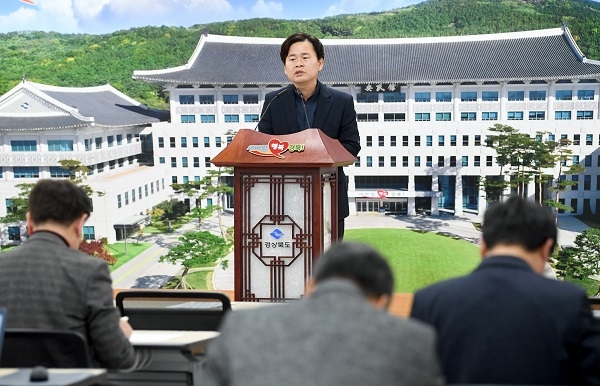 김호진 일자리경제산업실장이 15일 중소기업 정책자금 확대방안에 대해 브리핑을 하고 있다.