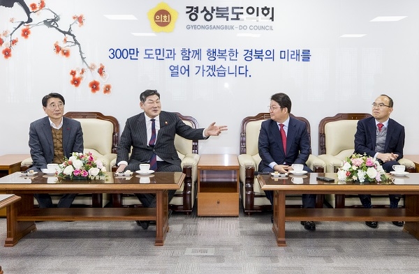 경북도의회가 16일 경북도의회를 방문한 권영진(오른쪽 두번째) 1일 도지사에게 양 의회간 공동 협력방안 마련을 요청했다.