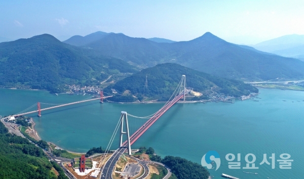 남해대교와 노량대교 @ 남해군 제공